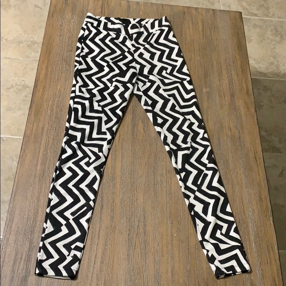 H & M Small Leggings Black and White Zig zag